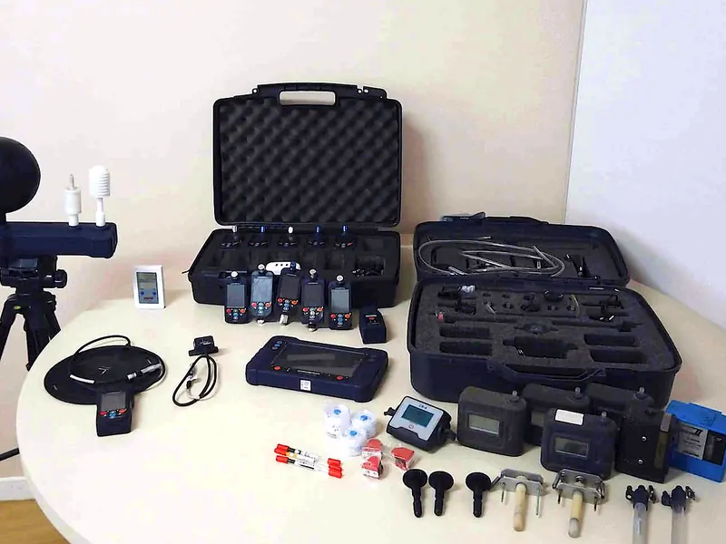 Equipamentos de medição: dosímetros, termômetro de globo e medidores em maletas