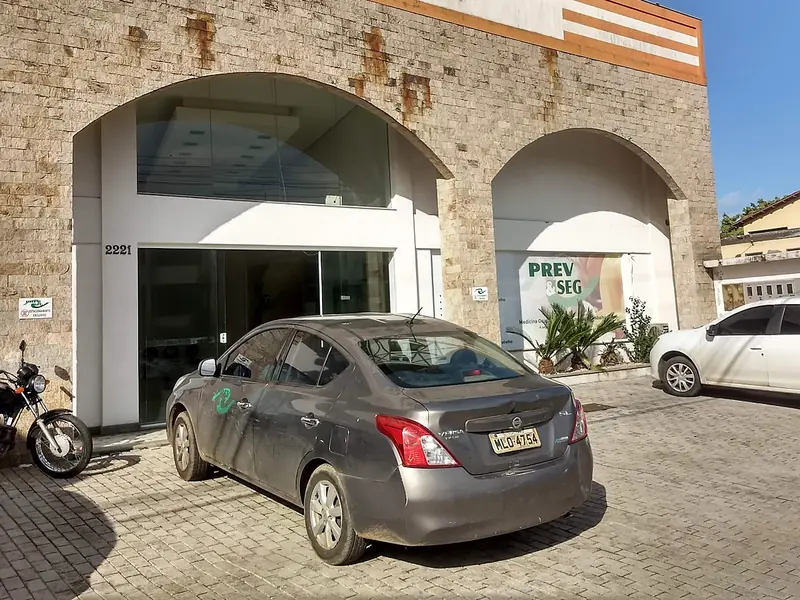 Entrada da galeria onde fica a matriz da Prev&Seg em Forquilhinha, com a placa da empresa