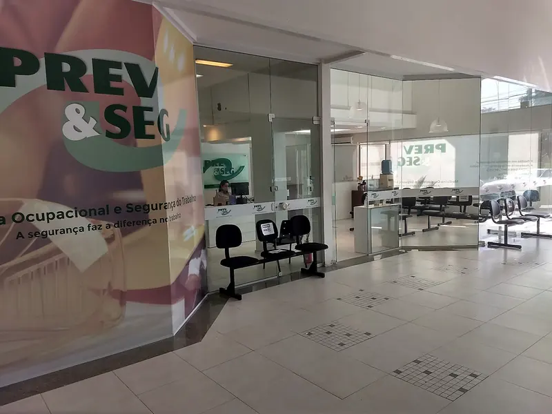 Recepção da matriz da Prev&Seg em Forquilhinha, com a marca na parede